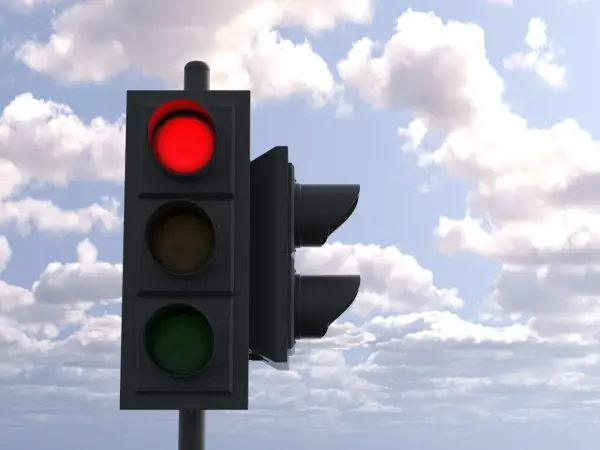 Verkeerslicht met rood licht aan. Wachten is verplicht, door rood rijden is gevaarlijk.