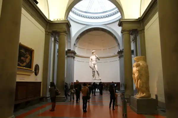 Beeld van David, een meesterwerk uit de renaissance periode, in een museum met bezoekers.