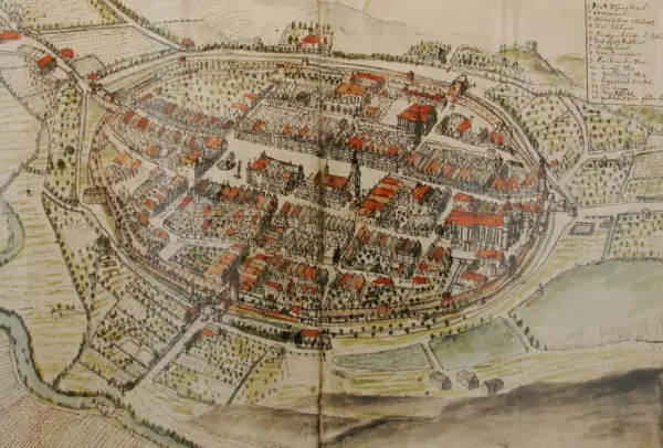 Stara mapa przedstawia historyczny układ miasta, jego mury obronne i zabudowania. Widać tu wiele dawnych lwówek śląski atrakcje, które dziś można odkrywać.