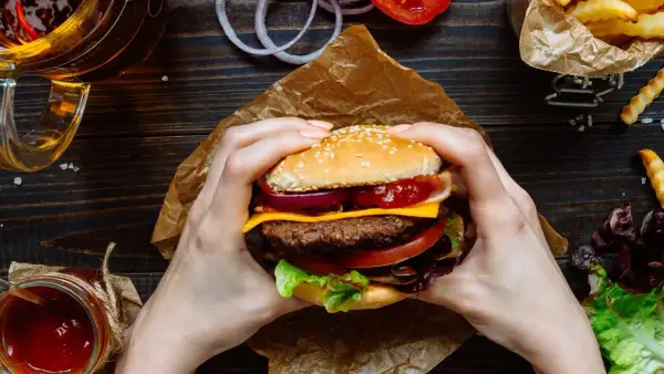 Co to jest hamburger? Historia, definicja i sekrety idealnego smaku