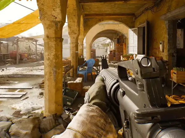 Gracz wciela się w członka Delta Force na PS5, celując z karabinu przez zrujnowany rynek.