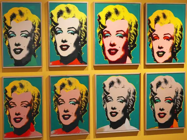 Osiem portretów Marilyn Monroe w stylu pop art Warhol, każdy z innym kolorystycznym wyrazem ikony.