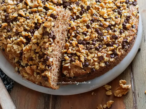 Torta di noci e gocce di cioccolato, una delizia croccante e golosa, perfetta per ogni occasione.