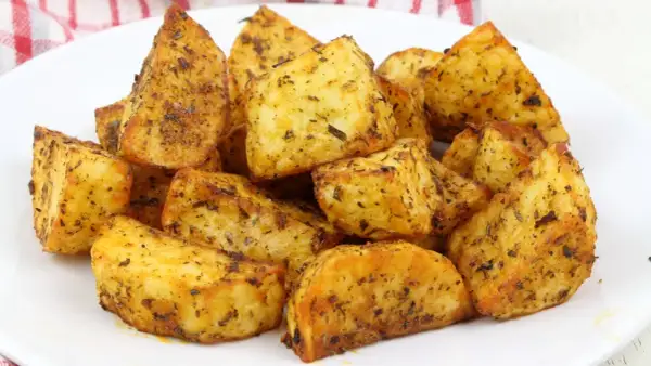 Patatas asadas en freidora de aire, crujientes y doradas, listas para disfrutar. El tiempo perfecto para un aperitivo delicioso.