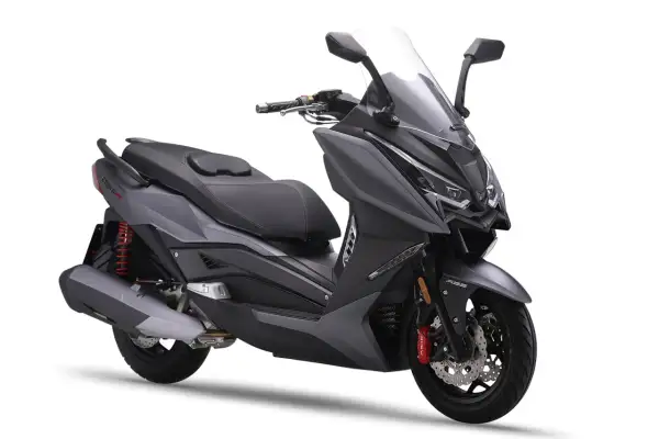 Scooter gris oscuro con asiento negro, parabrisas alto y detalles deportivos. Un ejemplo de los mejores scooter 300 para la ciudad.