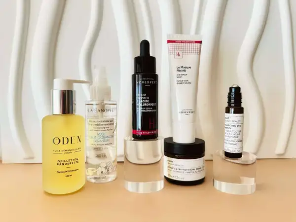 Produits de beauté pour un visage femme 80 ans : sérum, masque, crème et brume hydratante.