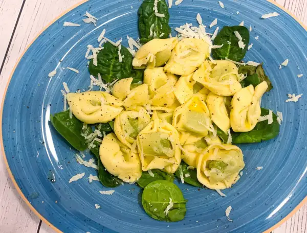 Jak zrobić tortellini ze szpinakiem - łatwy przepis na pyszne danie
