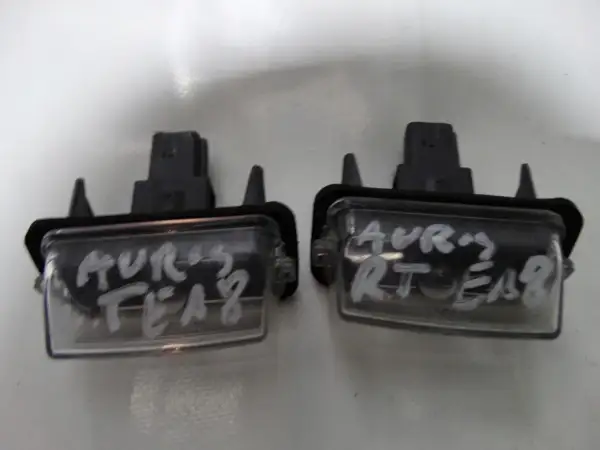 Dwa nowe oświetlenia tablicy rejestracyjnej do Toyota Auris, gotowe do wymiany.