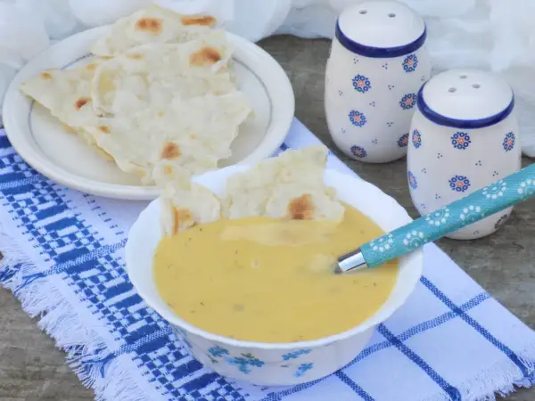 Aksamitna zupa krem z ziemniaków, podana z chrupiącym pieczywem. Idealna na chłodne dni.