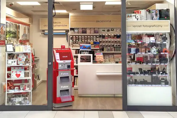 Gdzie wywołać zdjęcia z telefonu? Online, kiosk, sklep co wybrać?