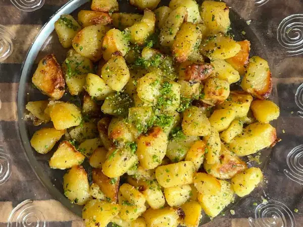 Krispig potatis i ugn, gyllene och perfekt rostade, toppade med färska örter. En härlig sidorätt som passar till det mesta.