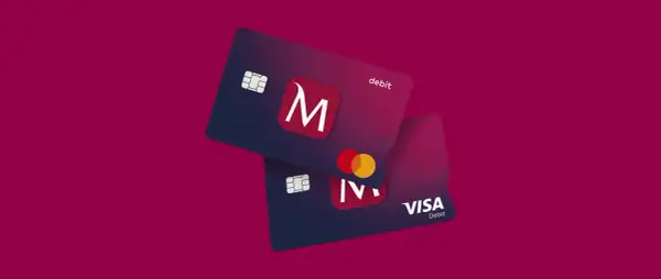 Dwie karty płatnicze: jedna z logo "M" i napisem "debit", druga z logo Visa Debit i Mastercard. To karta wielowalutowa Millennium.
