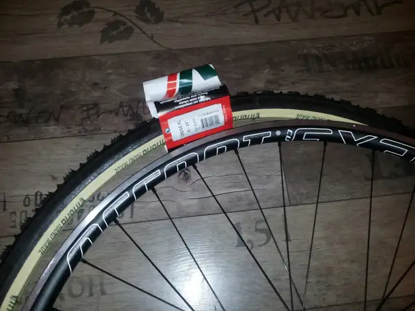 Nowa szytka rowerowa Vittoria Cross XL 33-28" czeka na założenie na obręcz koła.