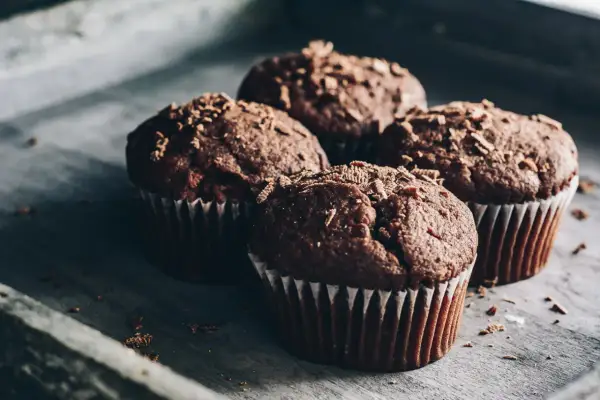Schokoladenmuffins mit Schokostreuseln, perfekt zum Backen mit Proteinpulver für einen gesunden Genuss.