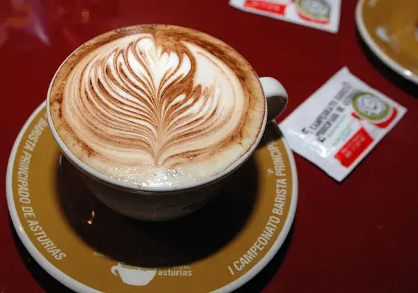 Café con arte latte, perfecto para saber cuanto tiempo tarda en hacer efecto el cafe y disfrutarlo.