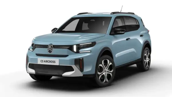 En ljusblå Citroën C3 Aircross, redo för ett citroën c3 aircross test. Den har en modern front med distinkta LED-lampor och ett stort luftintag.