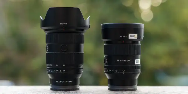 Dwa obiektywy Sony: zmiennoogniskowy 24-70mm f/2.8 GM II i stałoogniskowy 35mm f/1.4 GM.