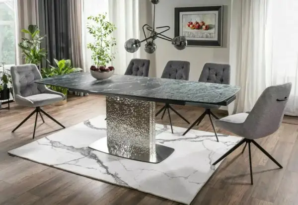 Elegancka jadalnia w stylu glamour: marmurowy stół, pikowane krzesła i błyszcząca podstawa stołu tworzą luksusową atmosferę.