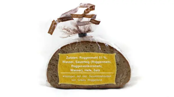 Ein Laib Roggenbrot, verpackt, mit Zutatenliste. Dieses Roggenbrot ist gesund und besteht aus Roggenmehl, Wasser, Sauerteig, Hefe und Salz.