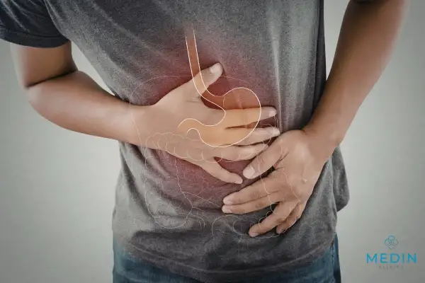 Ból brzucha i dyskomfort mogą być objawami infekcji Helicobacter pylori.