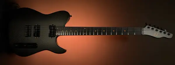 Czarna gitara elektryczna z włókna węglowego z logo Ruf Guitars.
