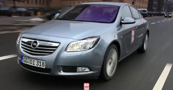 Srebrny Opel Insignia 2.0 Turbo w ruchu drogowym.