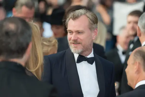 Christopher Nolan, twórca kultowych nolan filmów, w eleganckim smokingu.