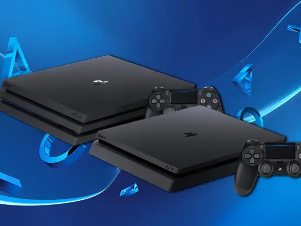 Dwie konsole PlayStation: PS4 i PS4 Pro, z kontrolerami. Zastanawiasz się, czym się różni PS4 od PS4 Pro?