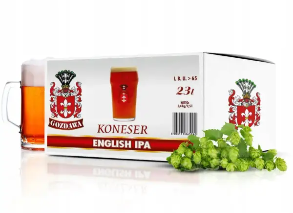 Pudełko z brewkit IPA "Koneser" Gozdawa, obok kufel piwa i szyszki chmielu.