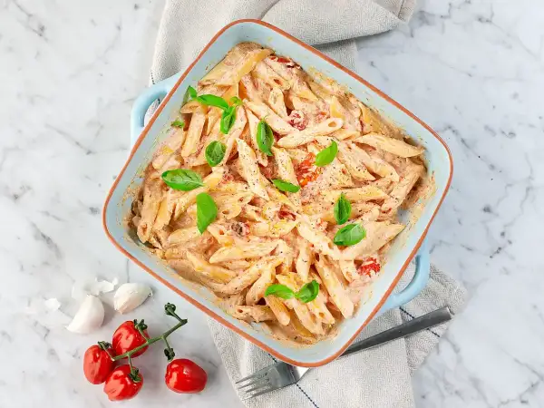 En krämig pasta i ugn, allt i ett, med soltorkade tomater och färsk basilika. Enkel och god middag.