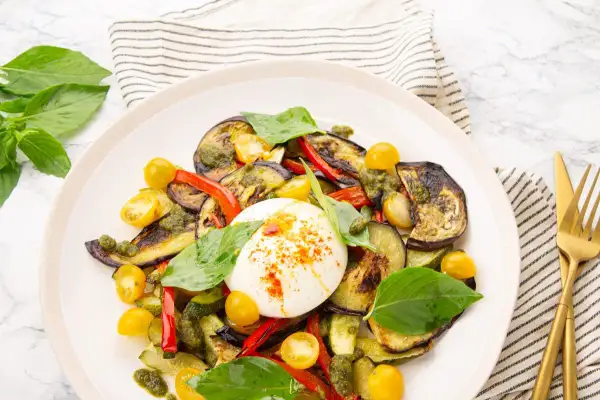 Salade colorée avec burrata crémeuse, légumes grillés et pesto. Une idée parfaite pour une recette burrata légère et savoureuse.