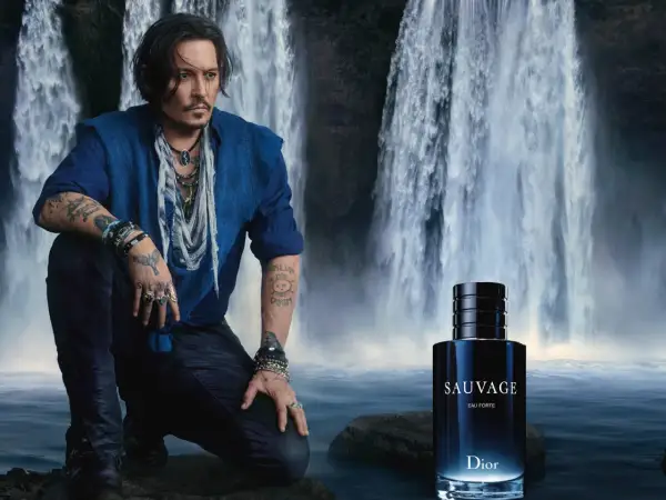 Johnny Depp przy wodospadzie, obok flakon Dior Sauvage Eau de Toilette.