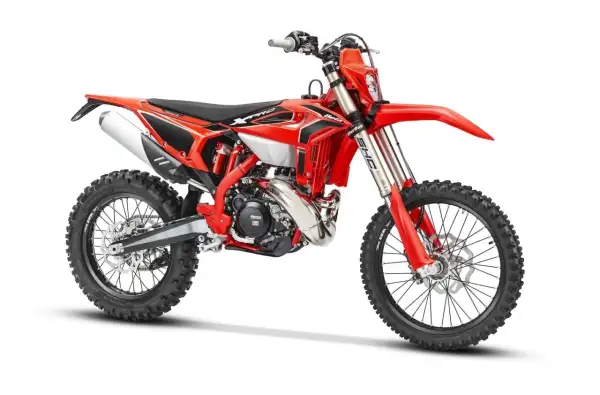 Moto de enduro roja, lista para la acción. Esta Beta Xpro es una máquina enduro pro, diseñada para conquistar cualquier terreno.