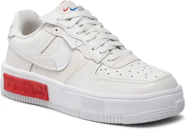 Białe buty Nike z czerwonym akcentem na podeszwie, idealne na spacer po Fontance.