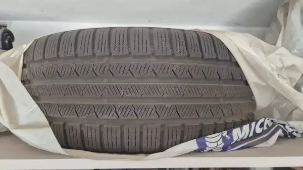 Opona motocyklowa Michelin z bieżnikiem, idealna do zadawania sobie pytania: jakie opony do motocykla wybrać na każdą nawierzchnię.