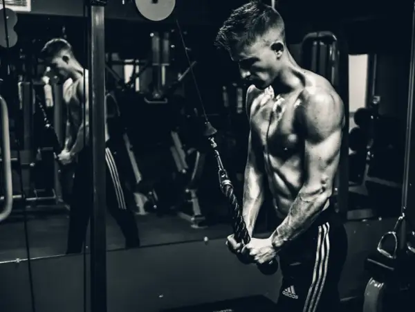 CrossFit czy siłownia? Co wybrać dla Twoich celów?