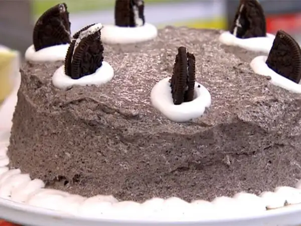 En härlig oreo tårta med chokladmousse, dekorerad med hela och halva oreokakor samt fluffig grädde.