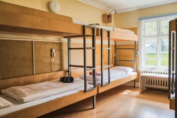 Czym się różni hostel od hotelu? Kluczowe różnice, które musisz znać
