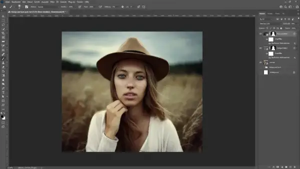 Ritratto di donna con cappello, in editing con strumento brucia e scherma in Photoshop.