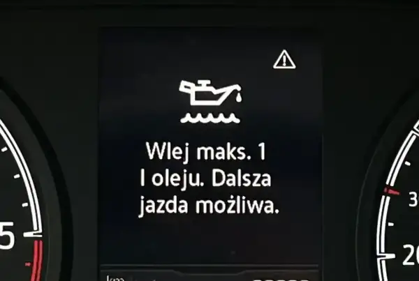 Kontrolka silnika z ikoną oleju i tekstem "Wlej maks. 1 l oleju. Dalsza jazda możliwa." - objawy za gęsty olej w silniku.