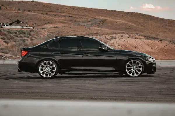 Czarne BMW F30 na pustynnym tle. Zastanawiasz się, jaki silnik w BMW F30 jest najmniej awaryjny?