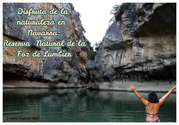 Una persona se baña en las aguas tranquilas de la Foz de Lumbier, rodeada de imponentes paredes rocosas. ¡Un lugar perfecto para disfrutar de la naturaleza en Navarra!