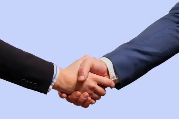 Due mani si stringono in un accordo. Le risorse umane cosa fa? Gestisce le persone, le relazioni e le opportunità.