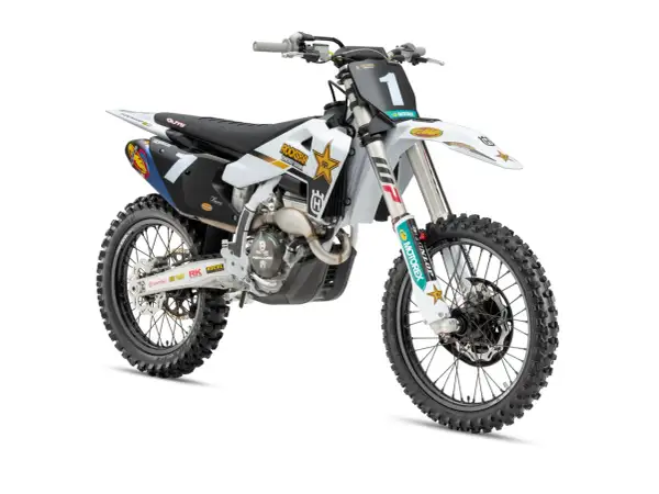 Biały motocykl Husqvarna 250 cross z numerem 1 na tablicy, ozdobiony logotypami Rockstar Energy i Motorex.