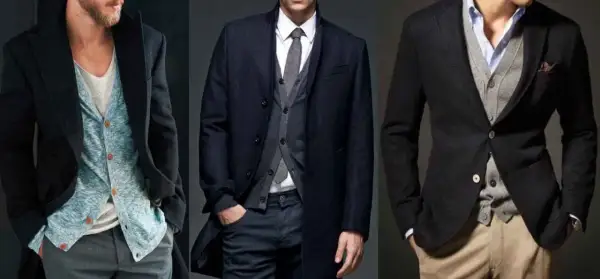 Drei Männer tragen stilvolle Outfits. Links ein blauer Cardigan unter einem dunklen Mantel. Mitte ein grauer Cardigan unter einem dunklen Mantel. Rechts ein grauer Cardigan unter einem dunklen Sakko.