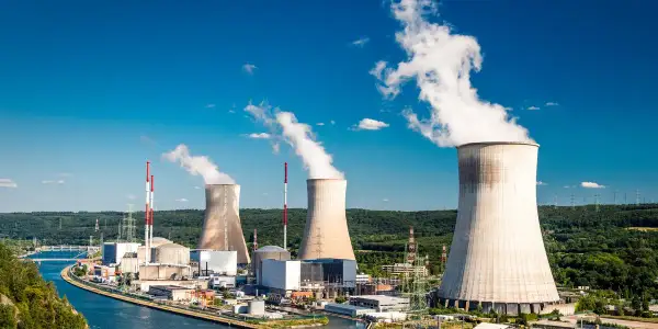 Elektrownia jądrowa: jak działa, co da Polsce i czy jest bezpieczna?