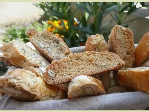 Délicieux cantuccini moelleux aux amandes, parfaits pour accompagner un café. Une recette facile à réaliser.