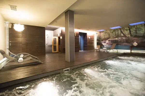 Relájate en este spa nocturno en Valencia. Disfruta de la piscina de hidromasaje, tumbonas y un ambiente de cascada.