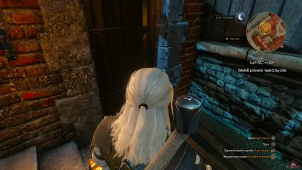 Geralt stoi przed drzwiami nawiedzonego domu w Wiedźminie 3. Czekają go mroczne sekrety i niebezpieczeństwa.