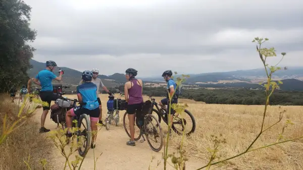 Ciclistas en ruta por el campo español, disfrutando de un paisaje de secano. Una aventura en la EuroVelo España.